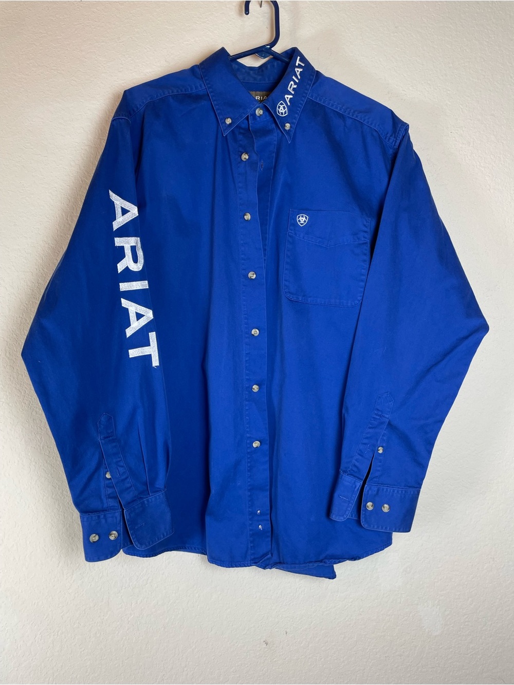 🤠 Ariat Western Button-Up Shirt – Blue Embroidered Logo Sleeve | Men’s Large 🤠